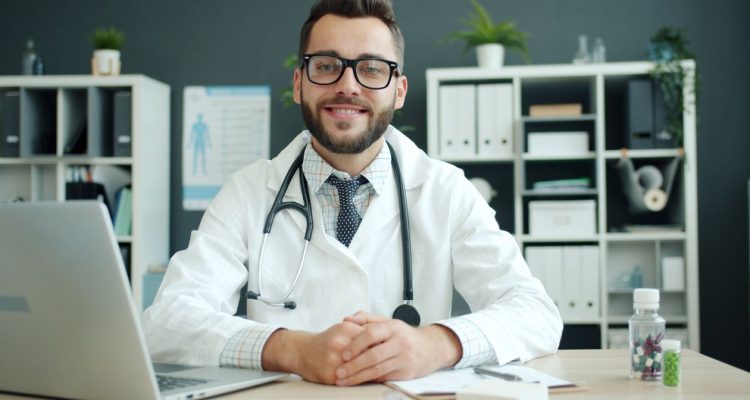 Cómo registrarse en un centro de salud (GP surgery) en Inglaterra: guía paso a paso