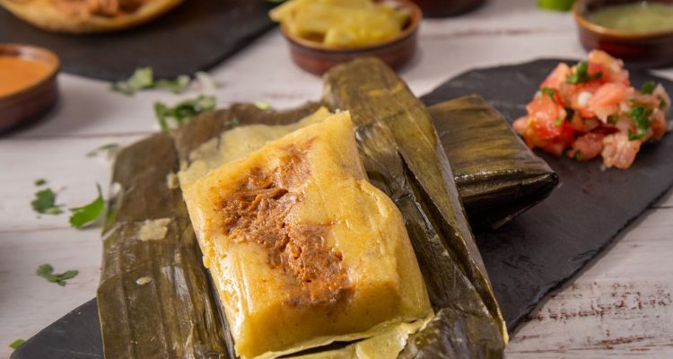 Un tamal sobre una hoja de plátano